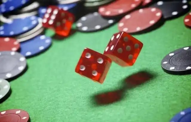 bet 33333 হোমপেজে মোবাইল-বান্ধব কালো সোনালি দৃশ্য